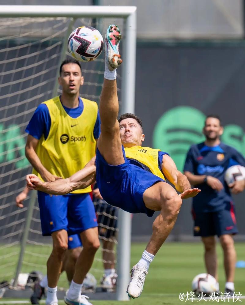 世体：莱万未参加巴萨今日合练，只在健身房进行预防性训练